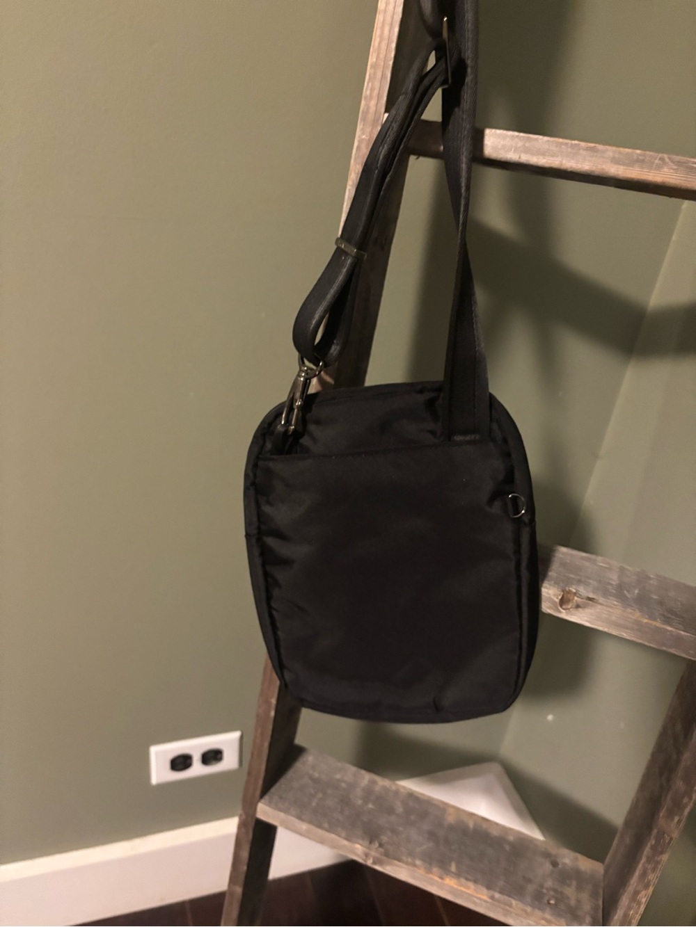 TravelOn Anti-Theft Crossbody - Picture 6 of 8